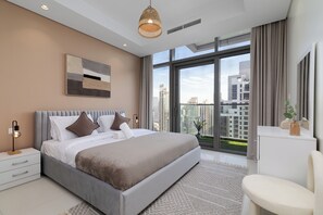 2 soverom, skrivebord, strykejern/-brett og reiseseng for barn