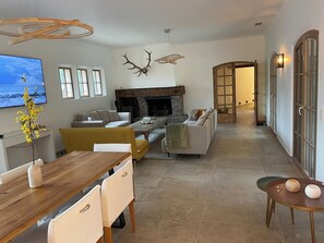 Smart-TV, Kamin, Bücher, Stereoanlage