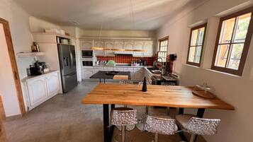 Fridge, oven, stovetop, dishwasher