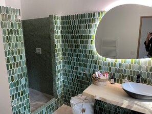Dusche, Haartrockner, Bidet, Handtücher