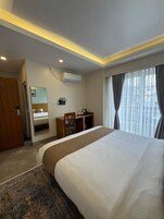 Escritorio y espacio para trabajar con laptop