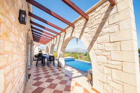 Outdoor dining - Charming villa with beautiful sea views, Villa Noah's Arc (Kampia)