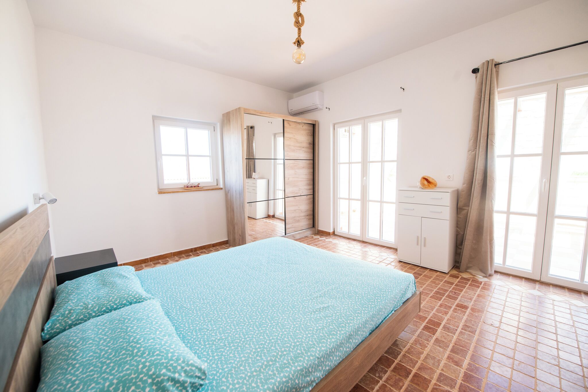 3 chambres, fer et planche à repasser, Wi-Fi, draps fournis