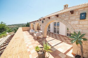 Outdoor dining - Charming villa with beautiful sea views, Villa Noah's Arc (Kampia)