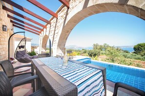 Outdoor dining - Charming villa with beautiful sea views, Villa Noah's Arc (Kampia)