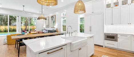 Jääkaappi, mikroaaltouuni, uuni, liesi