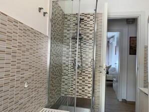 Haartrockner, Bidet, Handtücher, Seife