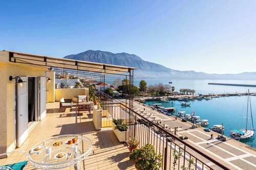 Beachfront Sunny Penthouse - Kalamata SeaBliss