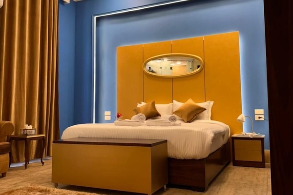 Escritorio, espacio para trabajar con laptop y wifi gratis