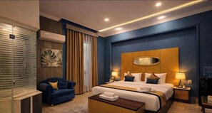Une chambre d’hôtel avec un grand lit, un canapé, un bureau et une fenêtre avec des rideaux.