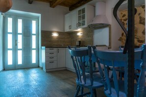 Kühlschrank, Ofen, Herdplatte, Wasserkocher mit Kaffee-/Teezubehör