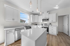 冷蔵庫、電子レンジ、オーブン、コンロ