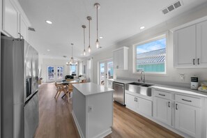 冷蔵庫、電子レンジ、オーブン、コンロ