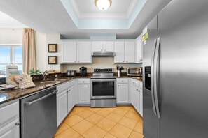 Réfrigérateur, four à micro-ondes, un four, surface de cuisson