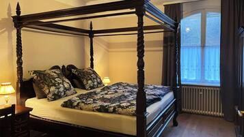 2 Schlafzimmer, Schreibtisch, Bügeleisen/Bügelbrett, Reisekinderbett