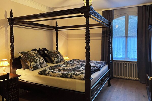 2 chambres, bureau, fer et planche à repasser, lit parapluie