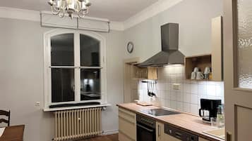 Een koelkast, een oven, een kookplaat, een vaatwasser