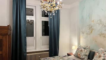 2 Schlafzimmer, Schreibtisch, Bügeleisen/Bügelbrett, Reisekinderbett