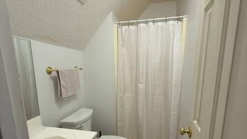 Een haardroger, handdoeken, zeep, shampoo