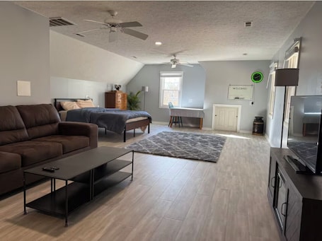 1 bedroom, free WiFi, bed sheets. The Farmhouse Retreat