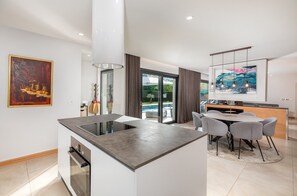 Kjøleskap, mikrobølgeovn, ovn og oppvaskmaskin