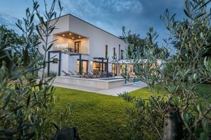 A modern two-story house with a swimming pool, outdoor seating, and a well-maintained lawn. - Villa Luce Verde - beautiful villa with private pool, hot tub and sauna near the town of Porec and its beaches (Kirmenjak)