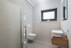 Dusche, Haartrockner, Handtücher
