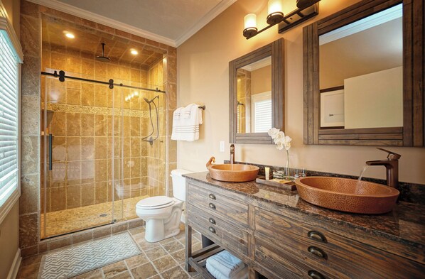 Shower, hair dryer, towels, soap - Charming waterfront hotel with balcony, WiFi and AC in delightful Suffolk (Suffolk)