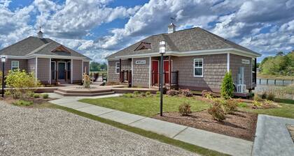 Charming waterfront hotel with balcony, WiFi and AC in delightful Suffolk