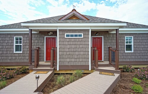 Charming waterfront hotel with balcony, WiFi and AC in delightful Suffolk