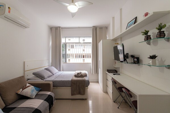 A bedroom with a bed, a sofa, a desk, and a TV. - 360 Copa Santa Clara 98 By SUHCasa (Rio de Janeiro)