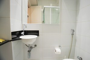 Studio | Bad | Dusj, hårføner, håndklær og toalettpapir