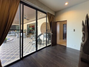 5 quartos, cofres nos quartos, cortinas blackout