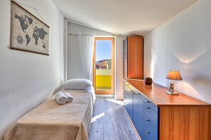 6 bedrooms, iron/ironing board, free WiFi, bed sheets