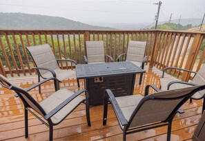 Outdoor dining - Cozy Hillside A-Frame / Hill Country Views / Close to Lake & River (Canyon Lake)