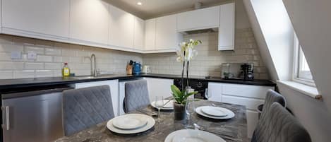 Mikroaaltouuni, uuni, liesi