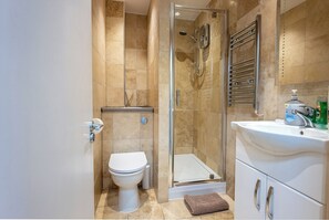 Shower, hair dryer, towels, soap - Stylish & Cozy flat in HEART of London (London)