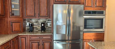 Een koelkast, een magnetron, een oven, een kookplaat