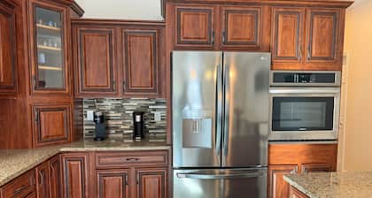 Knight's landing- Large home, long distance views, under 10 miles to ASV