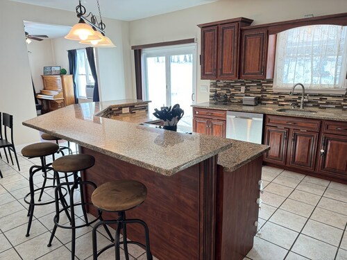 Knight's landing- Large home, long distance views, under 10 miles to ASV