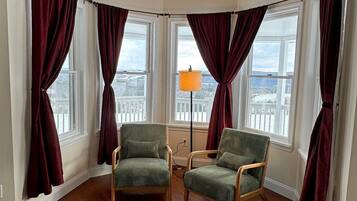 Smart-tv, een open haard, tafelvoetbal en een tafeltennistafel