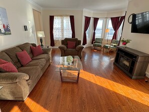 Älytelevisio, takka, pöytäjalkapallopöytä, pöytätennispöytä