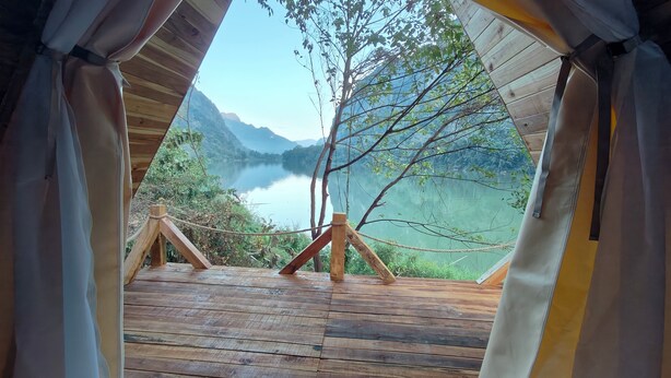 A wooden deck with rope barriers, overlooking a calm lake and forested mountains. - Papaya Resort Nong Khiaw (Nong Khiaw)
