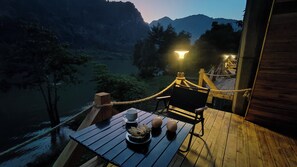 Chalet clásico, vista al río | Terraza o patio