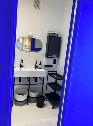 Doccia, asciugacapelli, asciugamani, sapone