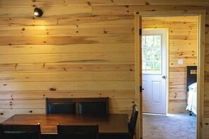 Dining - Twin Otter Cabin - Lakewood Park Cabins (Kenora, Unorganized)