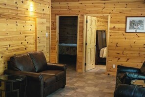 Interior - Pike's Place Cabin - Lakewood Park Cabins (Kenora, Unorganized)