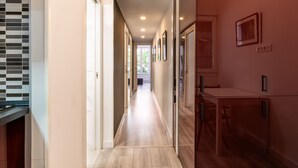 Una cocina moderna con encimera de madera y una zona de comedor con mesa y sillas.