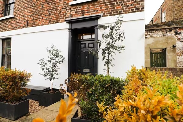 Exterior detail - Scandi Cottage in the Old Town w/ Private Parking, Garden & Log Burner (Margate)