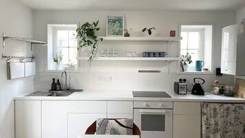 Fridge, oven, stovetop, coffee/tea maker